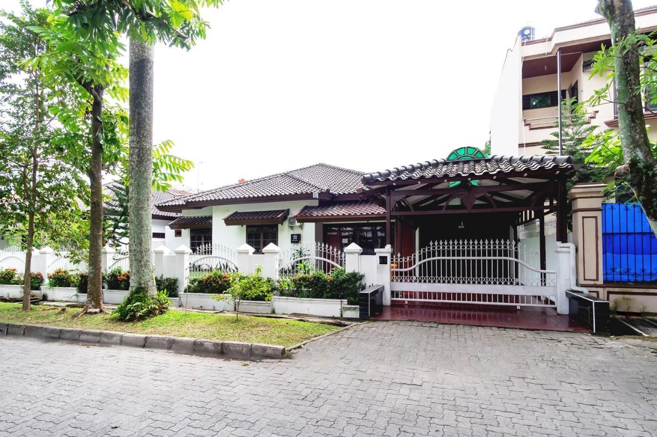 Oyo Living 2843 Raz House Syariah Otel Medan Dış mekan fotoğraf