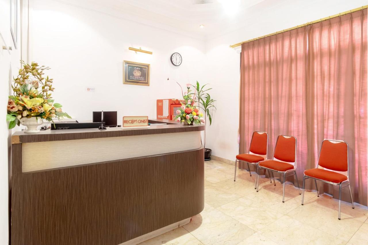 Oyo Living 2843 Raz House Syariah Otel Medan Dış mekan fotoğraf