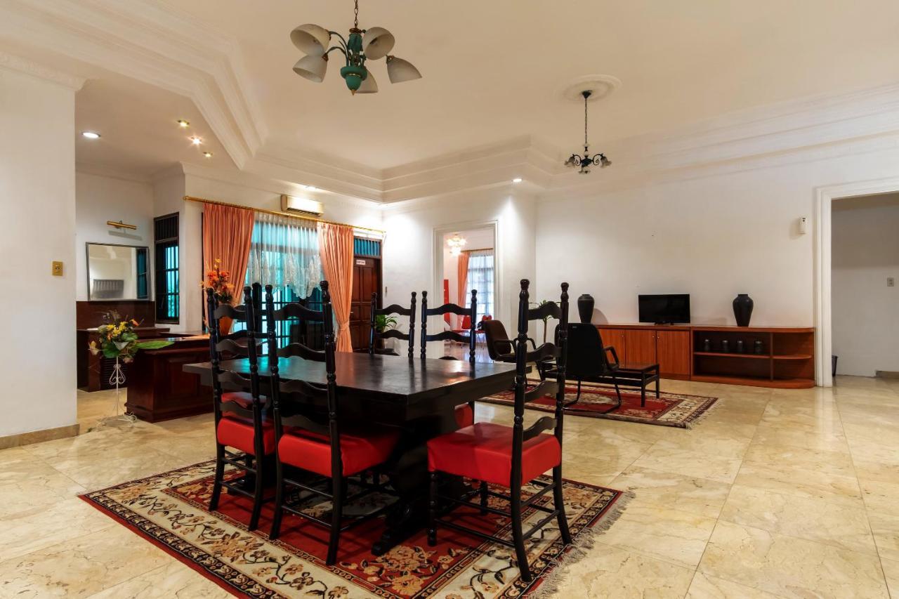 Oyo Living 2843 Raz House Syariah Otel Medan Dış mekan fotoğraf