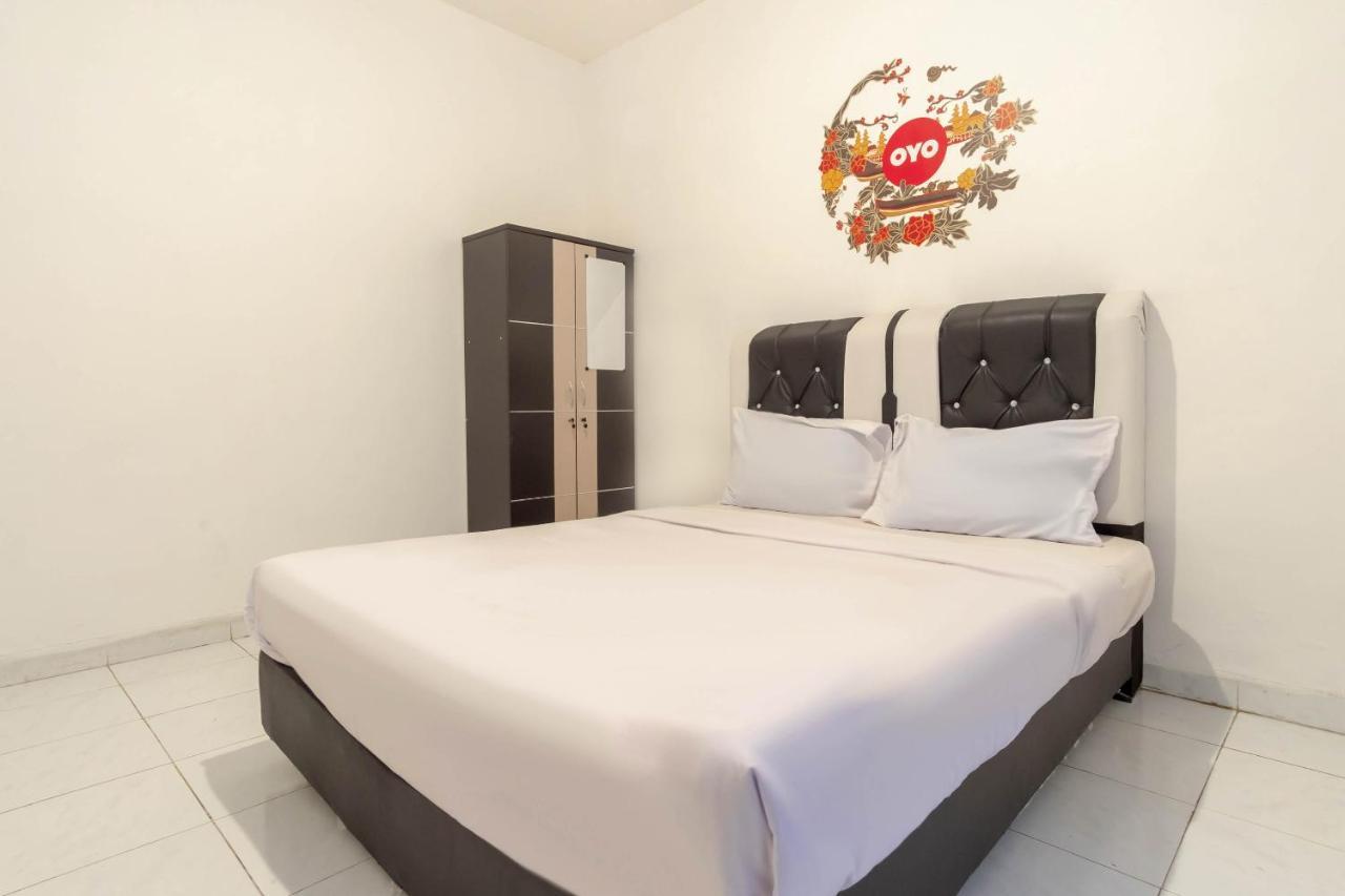 Oyo Living 2843 Raz House Syariah Otel Medan Dış mekan fotoğraf
