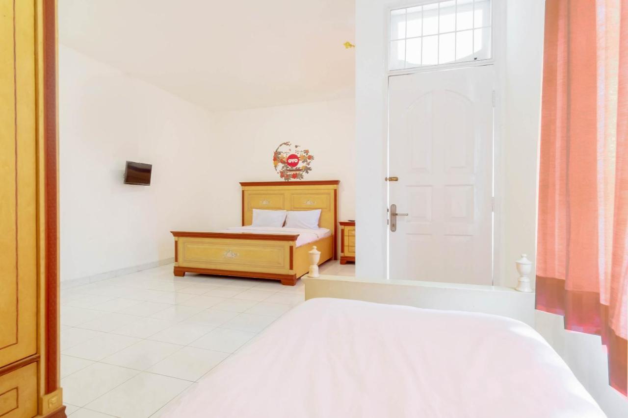 Oyo Living 2843 Raz House Syariah Otel Medan Dış mekan fotoğraf