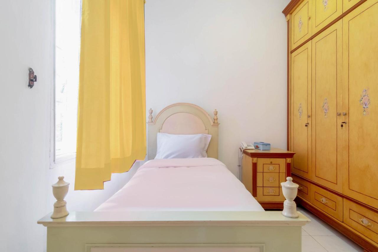 Oyo Living 2843 Raz House Syariah Otel Medan Dış mekan fotoğraf