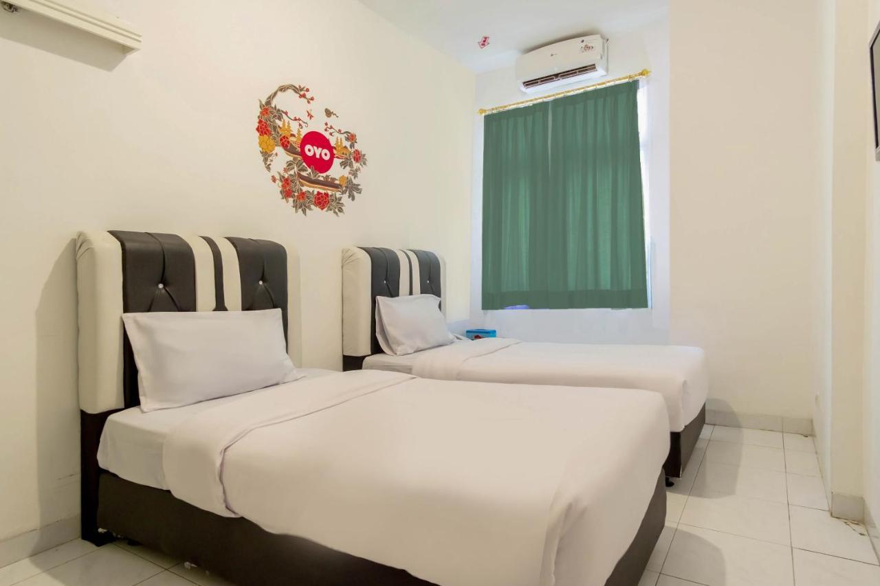 Oyo Living 2843 Raz House Syariah Otel Medan Dış mekan fotoğraf