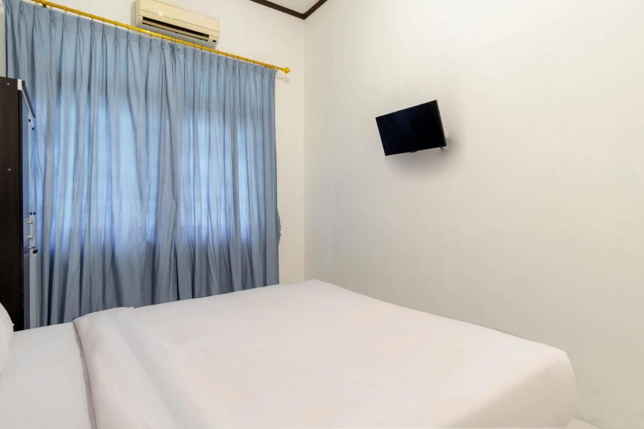 Oyo Living 2843 Raz House Syariah Otel Medan Dış mekan fotoğraf