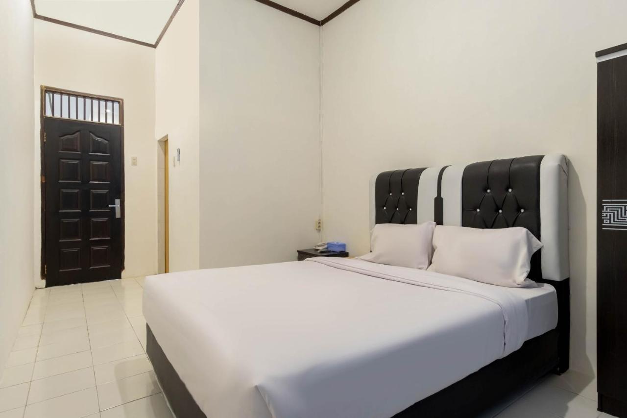 Oyo Living 2843 Raz House Syariah Otel Medan Dış mekan fotoğraf