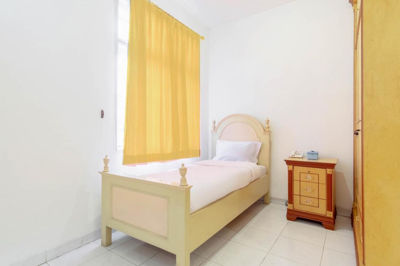 Oyo Living 2843 Raz House Syariah Otel Medan Dış mekan fotoğraf
