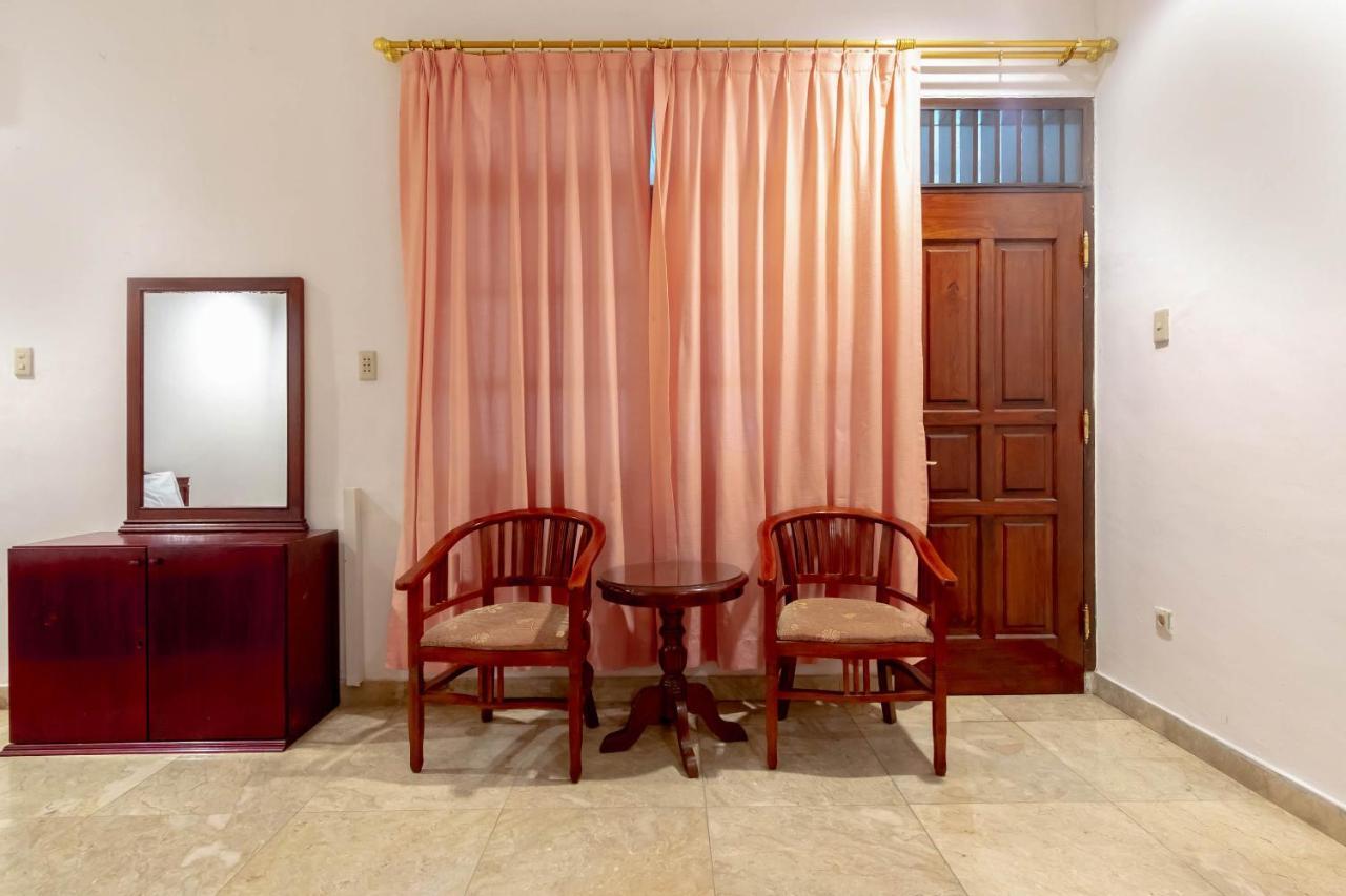 Oyo Living 2843 Raz House Syariah Otel Medan Dış mekan fotoğraf