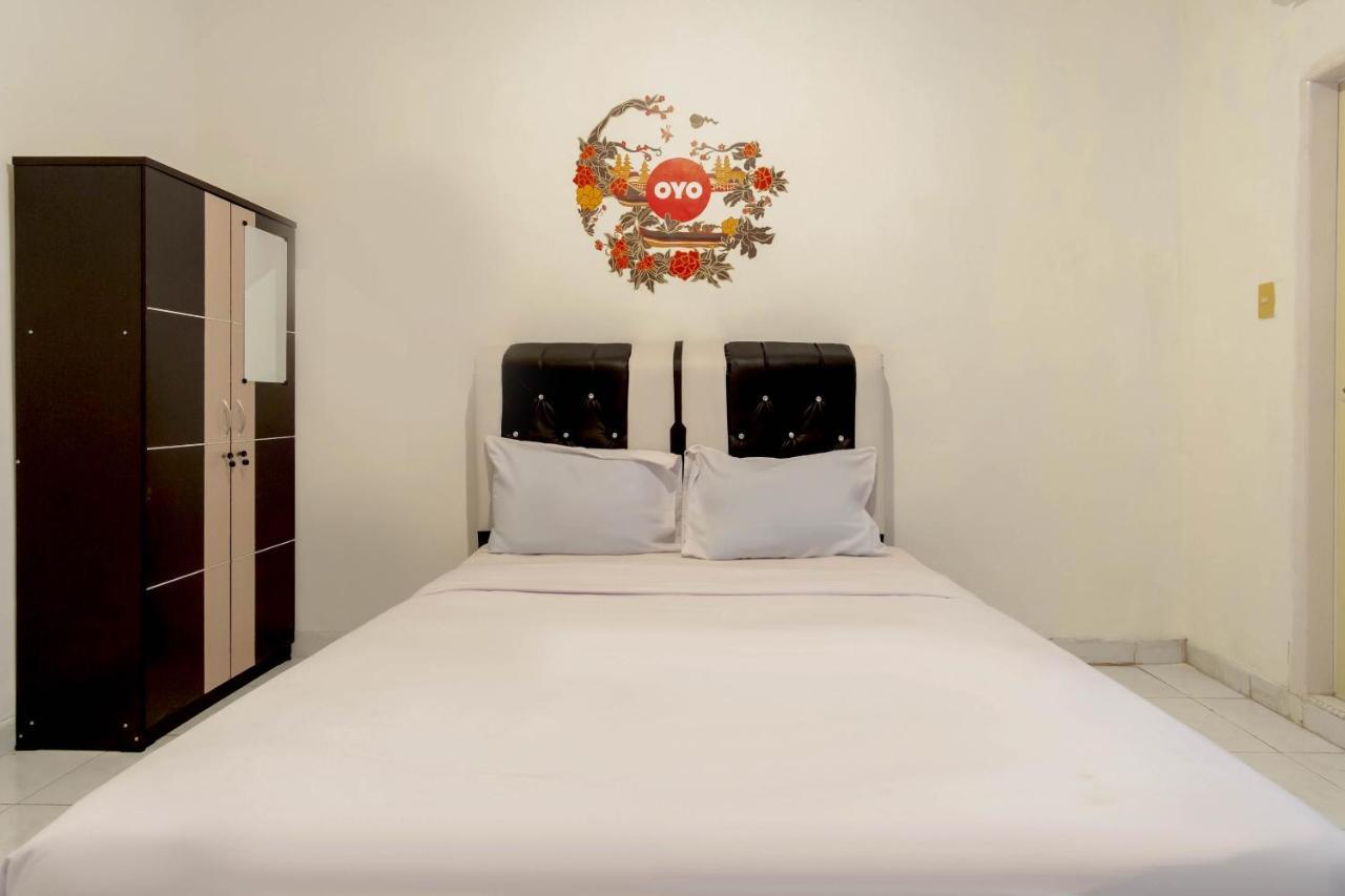Oyo Living 2843 Raz House Syariah Otel Medan Dış mekan fotoğraf