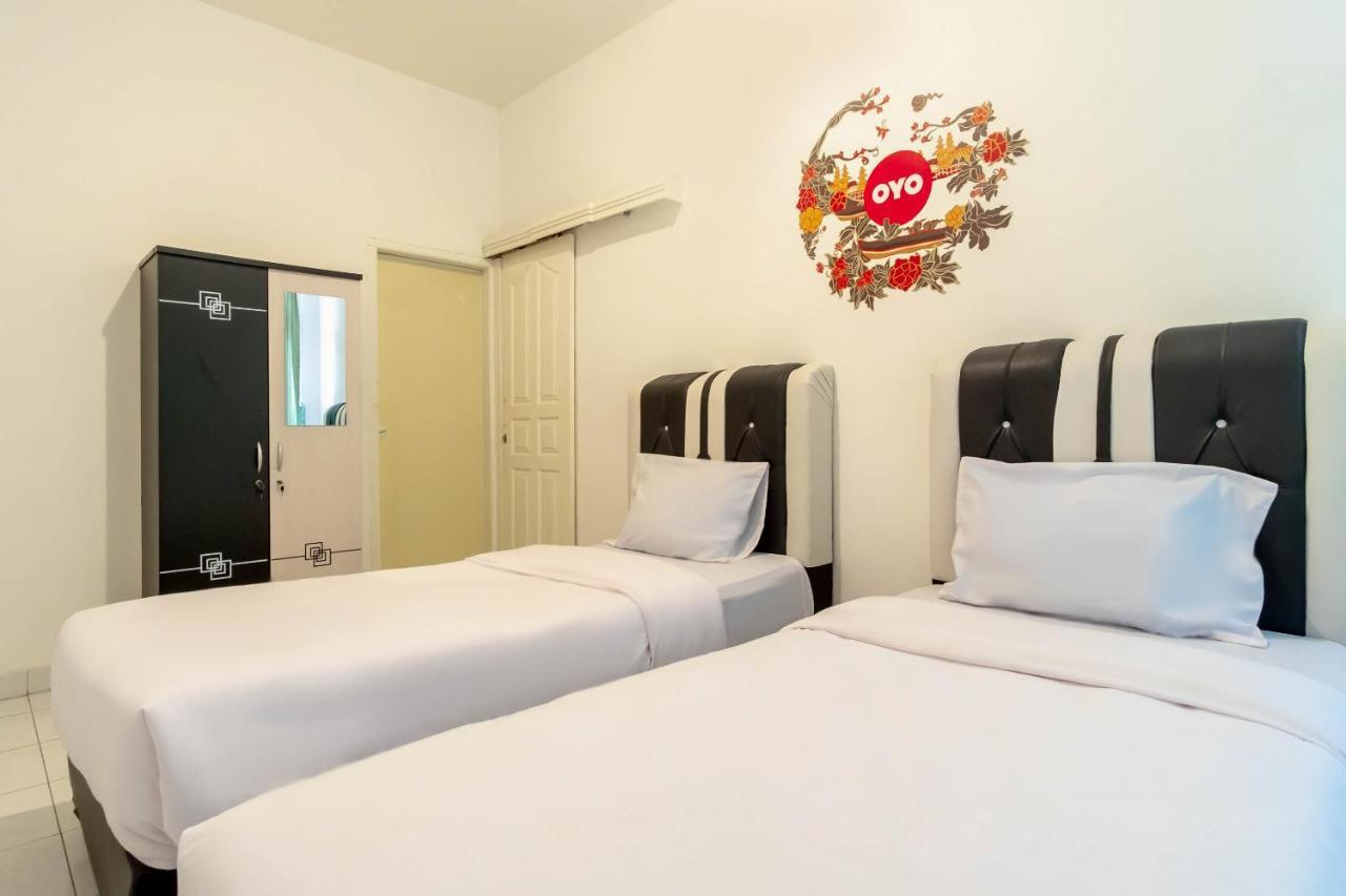 Oyo Living 2843 Raz House Syariah Otel Medan Dış mekan fotoğraf