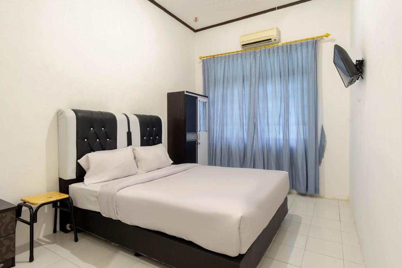 Oyo Living 2843 Raz House Syariah Otel Medan Dış mekan fotoğraf