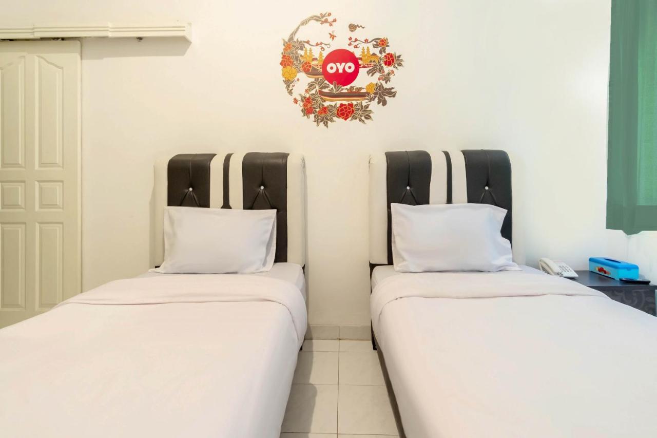 Oyo Living 2843 Raz House Syariah Otel Medan Dış mekan fotoğraf