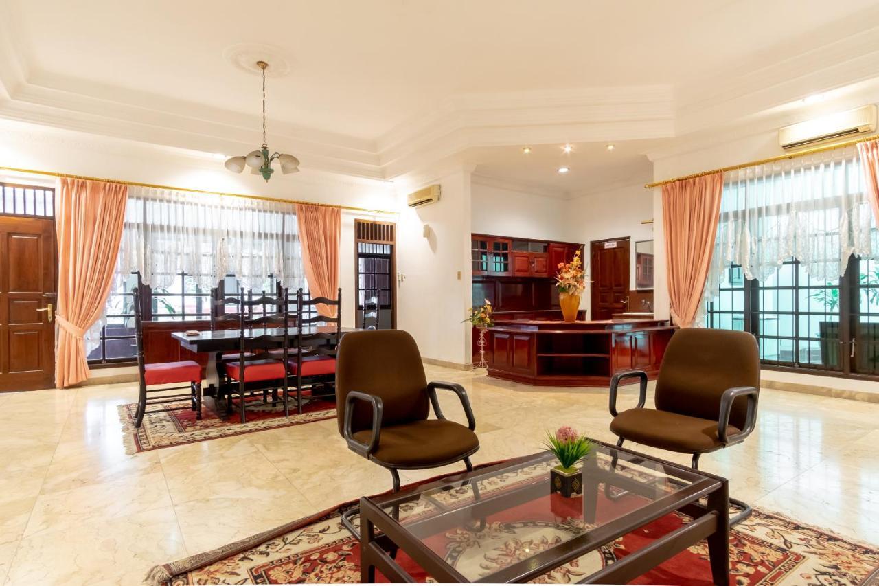 Oyo Living 2843 Raz House Syariah Otel Medan Dış mekan fotoğraf